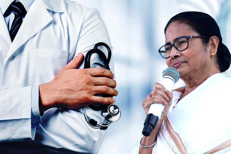 চিকিৎসকদের সামনে কল্পতরু মমতা! এক ধাক্কায় হাজার হাজার বেতন, ভাতা বৃদ্ধি
