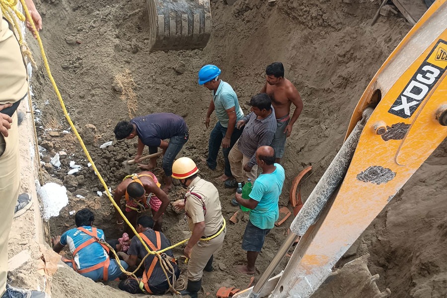 কাজের সময় বিপত্তি! রাজারহাটে মাটির তলায় চাপা পড়লেন ২ শ্রমিক