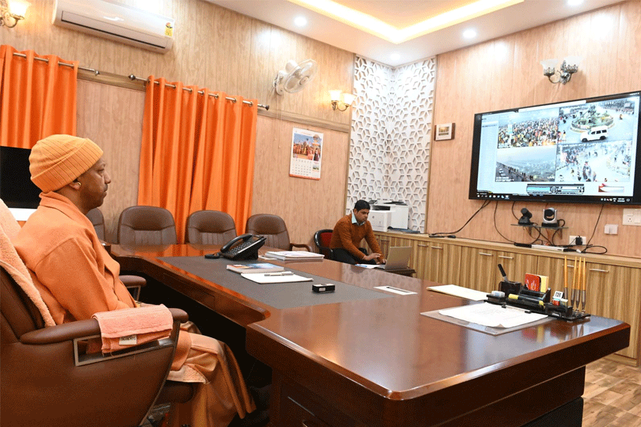 CM Yogi Adityanath monitors final snan of Mahakumbh 2025