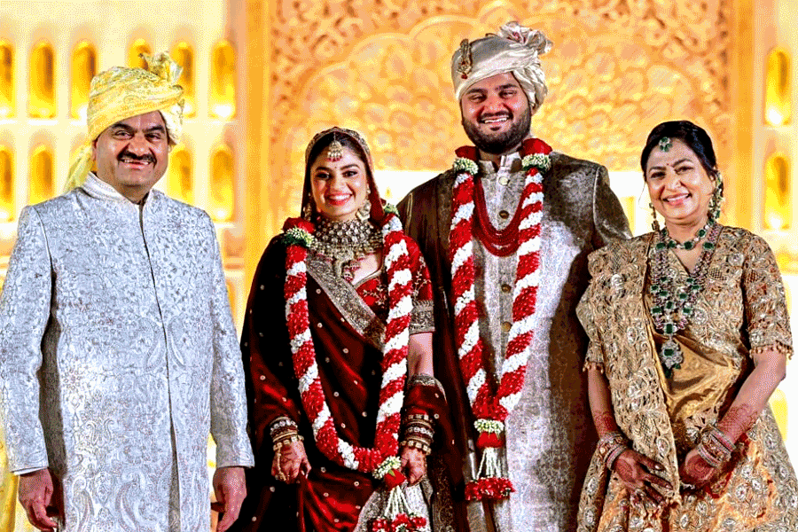জাঁকজমক নয়, ছেলের বিয়েতে জনসেবায় ১০ হাজার কোটি টাকা দান আদানির