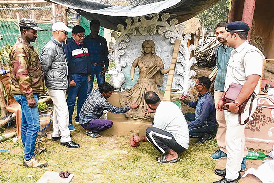 Baharampur prisoners decorate Saraswati idol