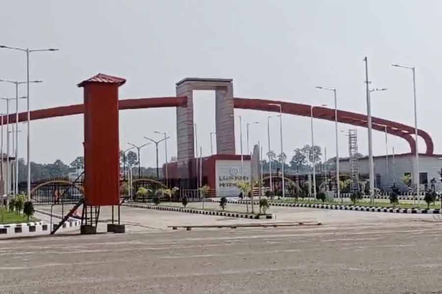 India-Bangladesh border trade resumes at Petrapol