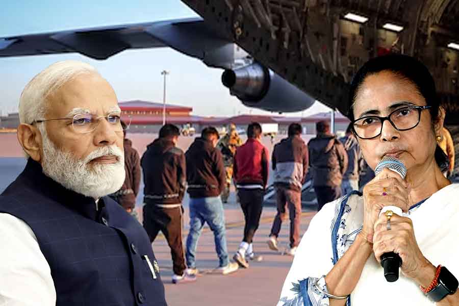 CM Mamata Banerjee slams PM Modi over returning immigrants from US