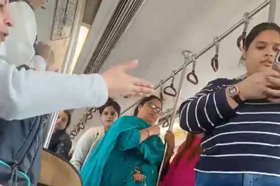 20 Year Girl Fat Shamed In The Delhi Metro By Middle-Aged Woman