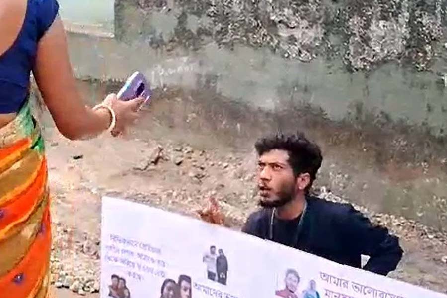 Siliguri youth stages dharna infront of girlfriend's house