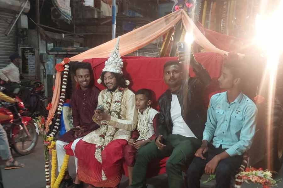 Hoogly youtuber travelled in pay loader to marry