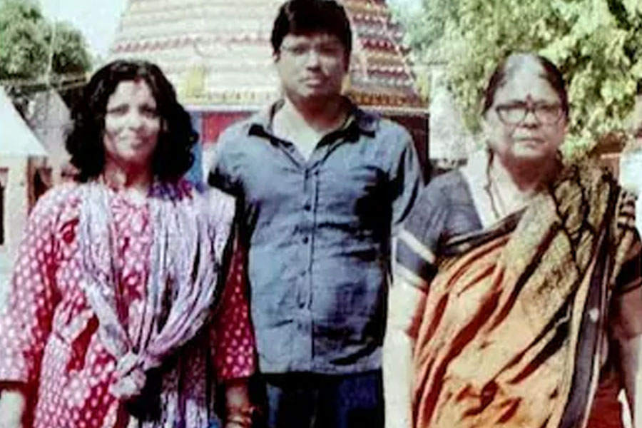 Bureaucrat his Family Found Dead in Kerala