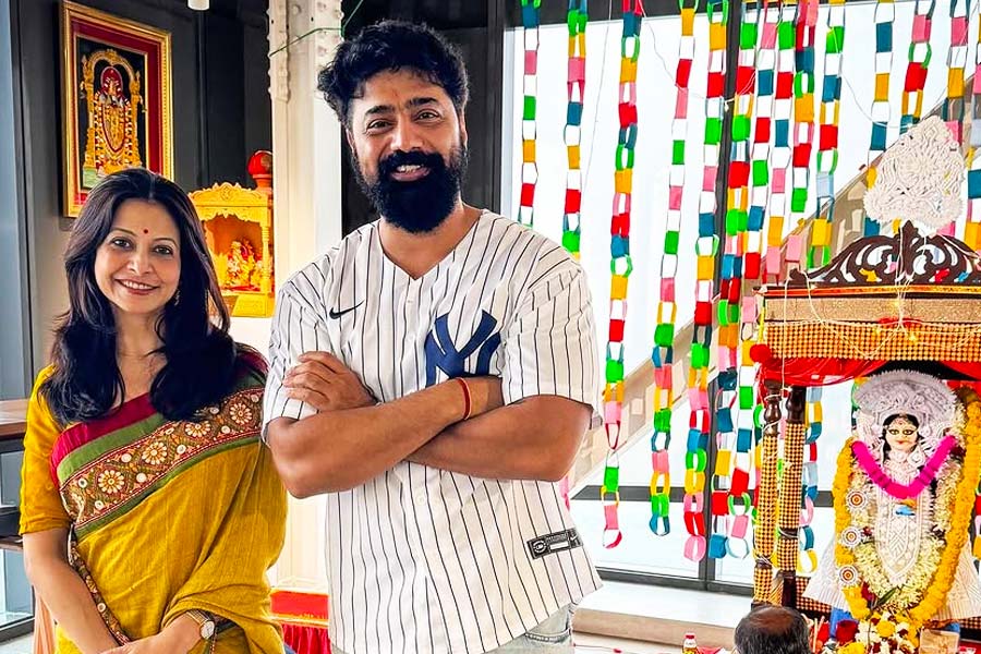 Dev, Koel Mallick, Ranjit Mallick at Surindar's office on Saraswati Puja