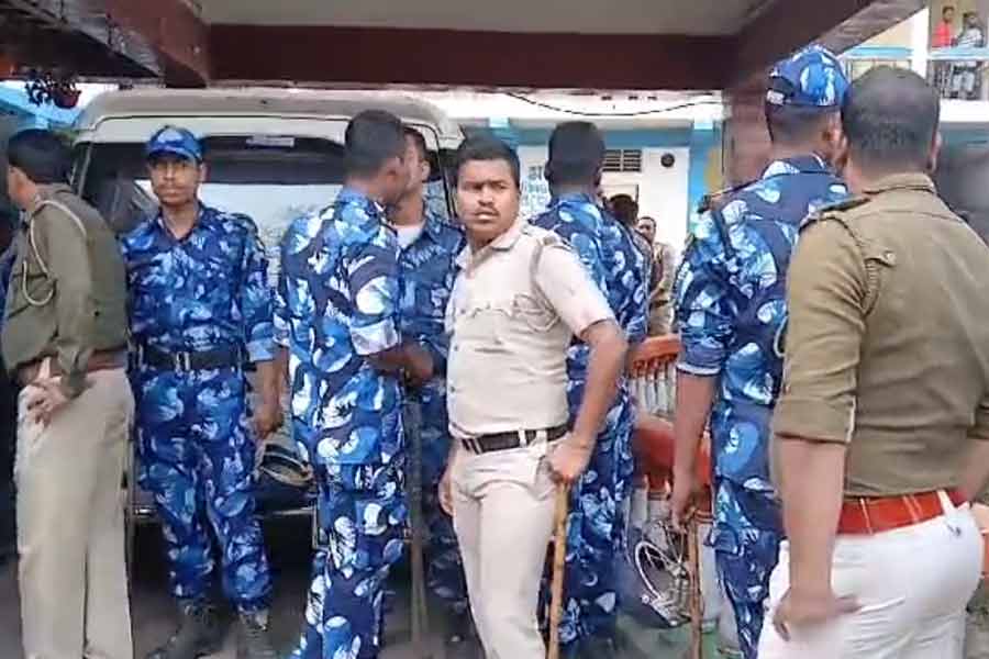 Demonstration in front of Krishnanagar Municipality, four injured in clashes