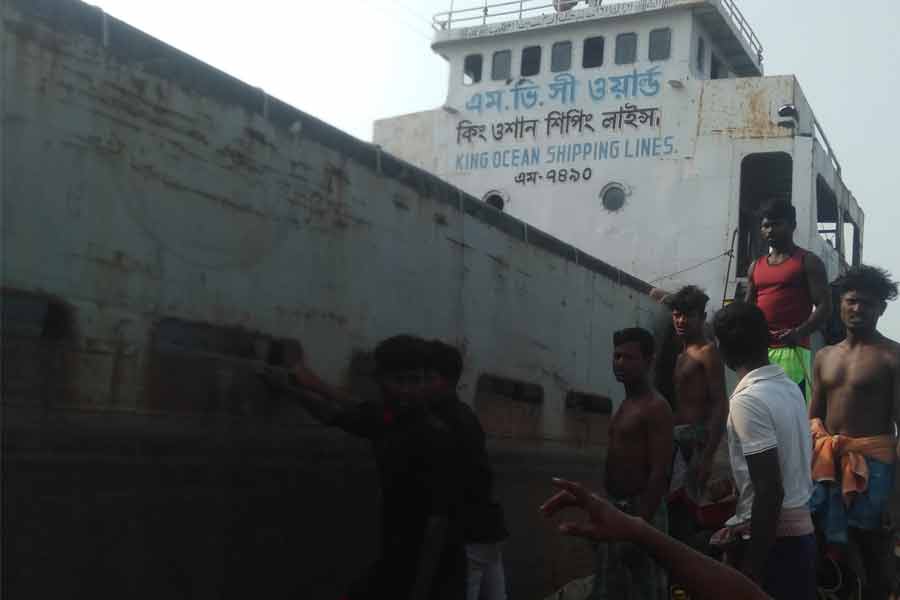 danger of pollution from fly ash of Bangladeshi barges in Sagar