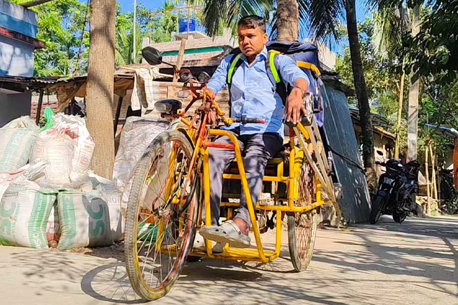 বাধা পেরিয়েই ডেলিভারি বয়, পথেই সেরা গোবরডাঙার কুশল