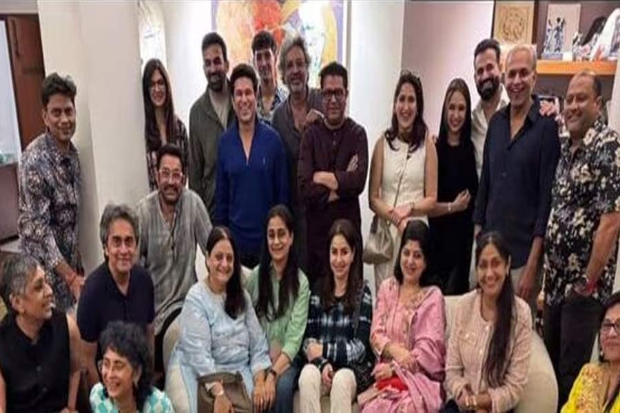 Aamir Khan spotted with two ex wife and Gauri at Irfan Pathan's anniversary