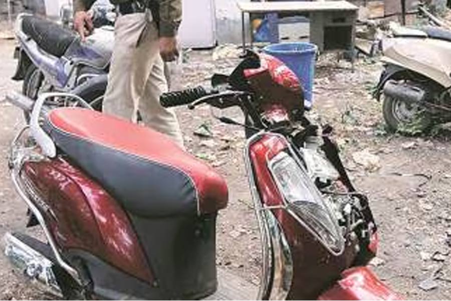 Woman died after the scooty collides with dumper near Tangra, husband injured