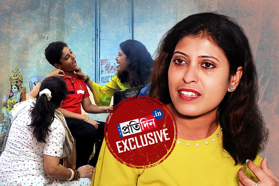 গানেই মুশকিল আসান, অটিজমে রেকর্ড গড়ছেন ‘বিশেষ মা’ সুচরিতা