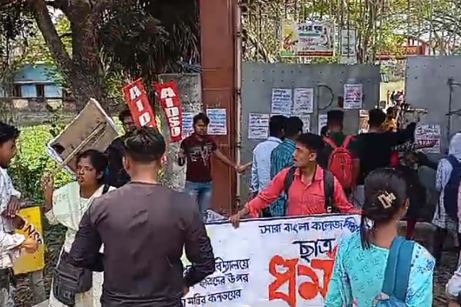 Clash broke out tmcp and sfi in Panshkura college