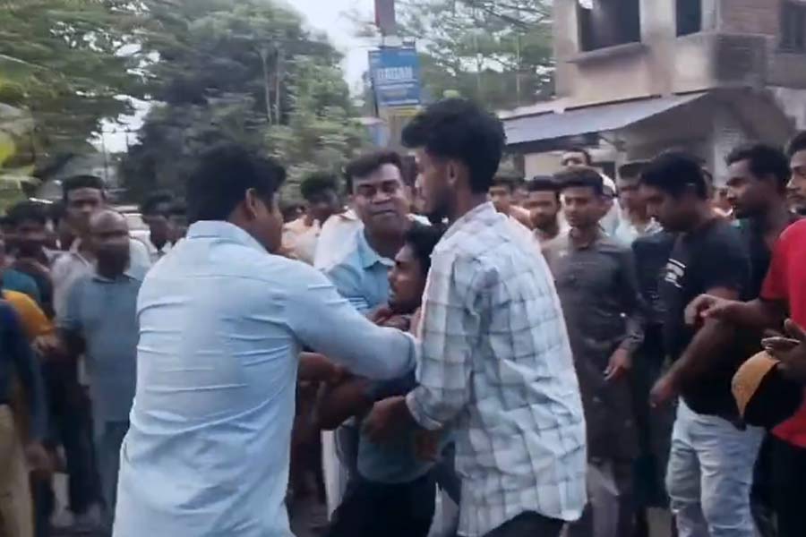 Police allegedly beaten in Bhangar