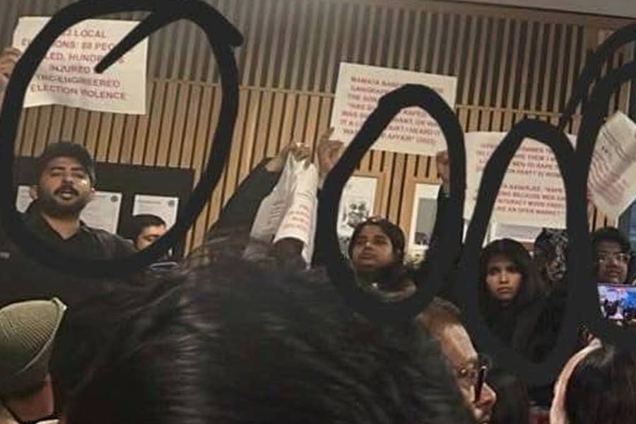 Outsiders attempted to stop Mamata Banerjee's speech at Oxford
