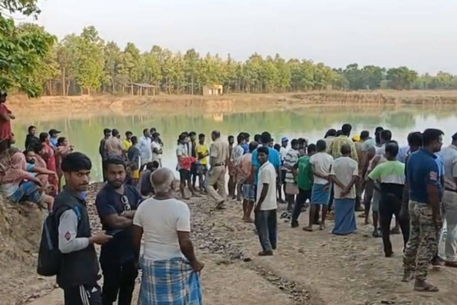 Three friends died after drowning while going to bath into the pond during picnic in Durgapur