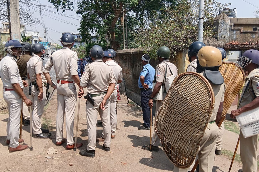 Police attacked while recovering body of man at Pandaveswar