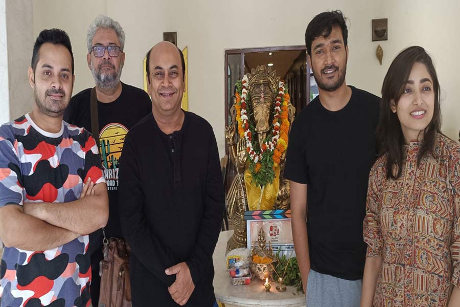 Eken in Benaras to solve the mystery