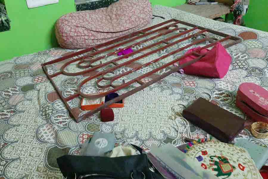 Cash and Gold ornaments looted in Hooghly