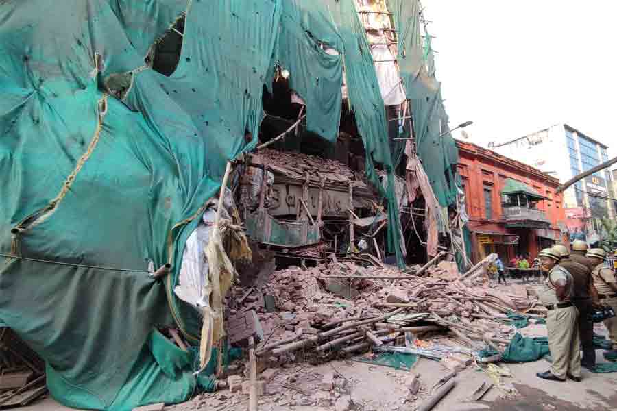 100 yrs old house collapsed in Jorasanko