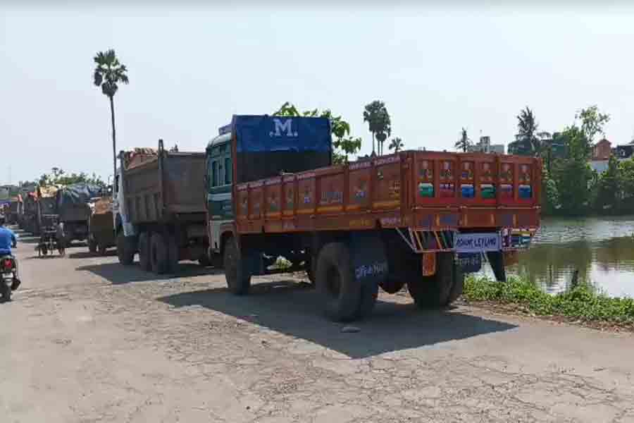 Local protest against dumping garbage in new arear in Howrah