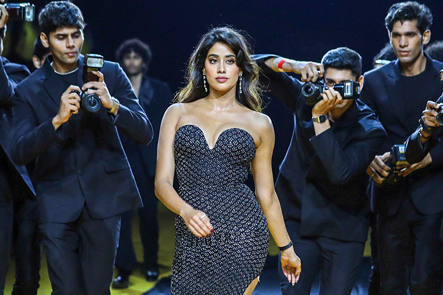 Janhvi Kapoor showed her catwalk in a Bandhani bodycon dress