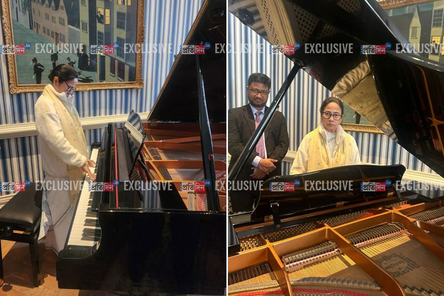 অক্সফোর্ডে শতাব্দী প্রাচীন পিয়ানোয় সুর তুললেন মুখ্যমন্ত্রী