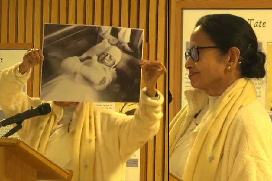 Mamata Banerjee silences protestors with a strong speech at Oxford