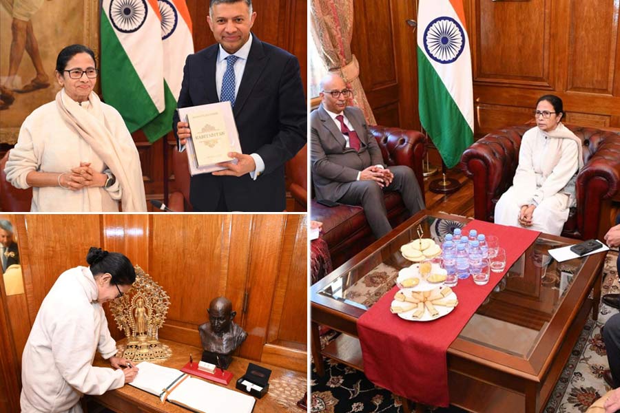 হাই কমিশনে ‘চায়ে পে চর্চা’য় মুখ্যমন্ত্রী, রাষ্ট্রদূতকে নিজের বই-আঁকা ছবি উপহার, গাইলেন রবীন্দ্রসঙ্গীত