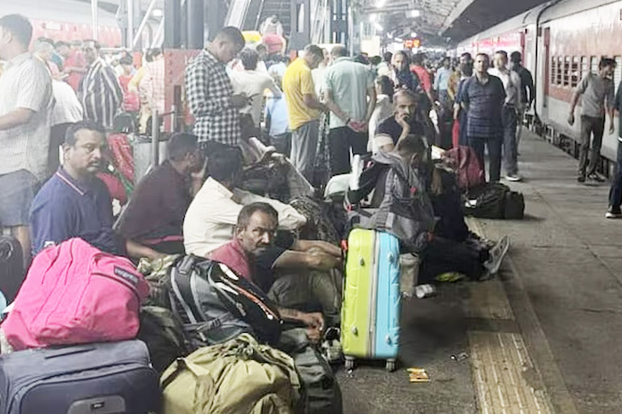 Massive rush on 2 New Delhi station platforms as departure of 5 trains delayed
