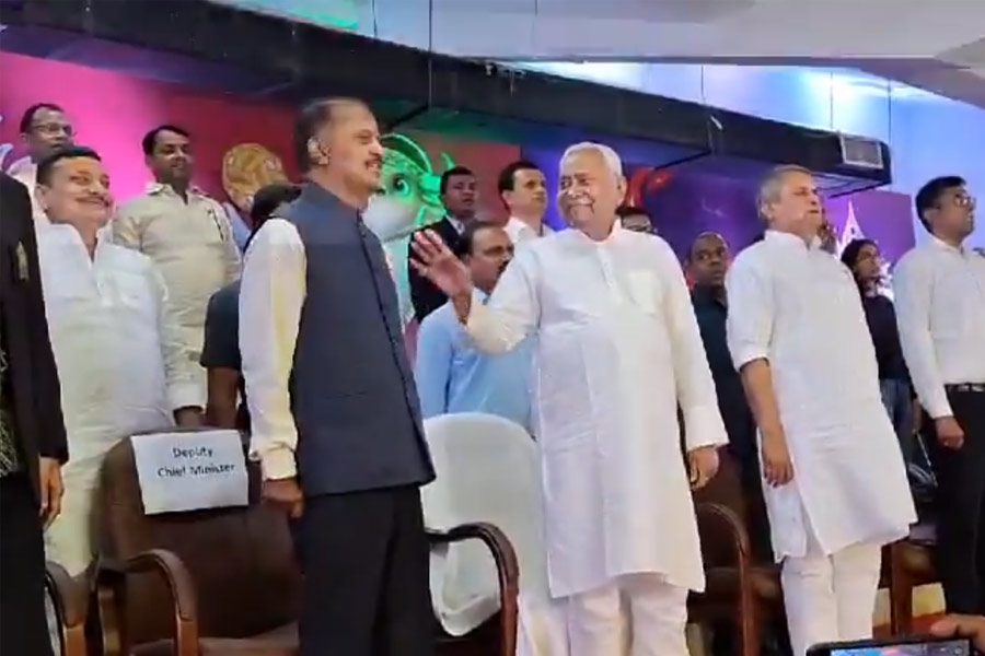 Lalu, Tejashwi Yadav Accuse Nitish Kumar Of Insulting Anthem
