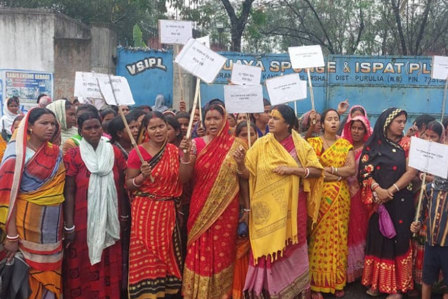 Local people demands close of sponge iron factory as it spreads pollution since many years