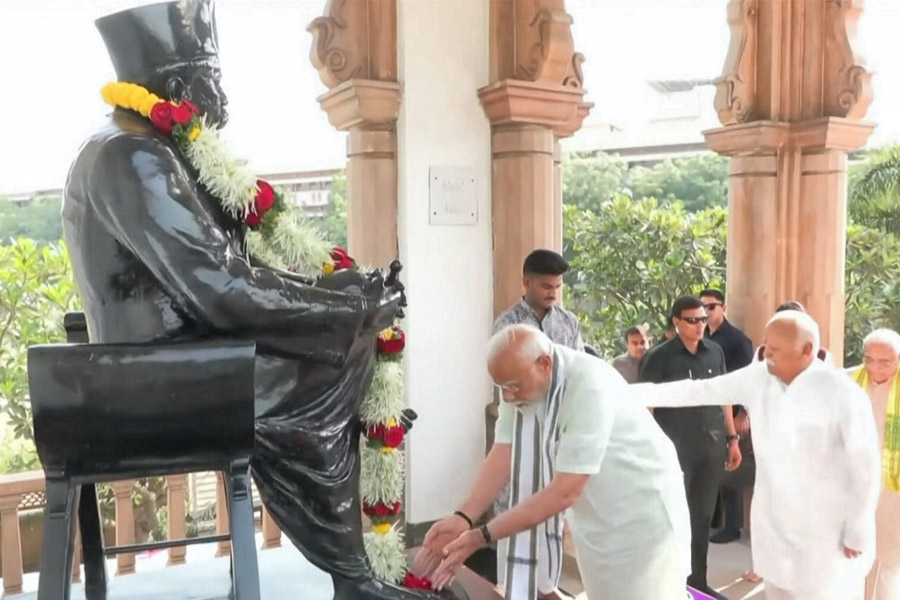 Prime Minister Narendra Modi paid floral tribute to RSS founder Keshav Baliram Hedgewar at the Smruti Mandir in Nagpur