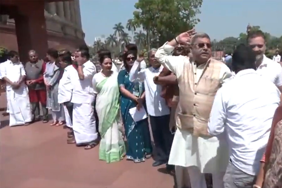 Central stopped MNREGA funds of West Bengal, TMC protest