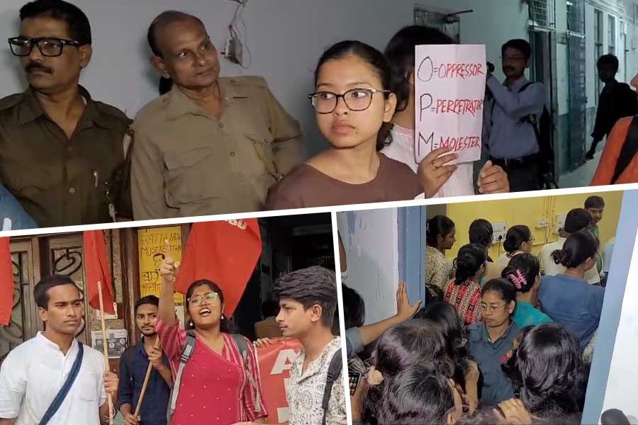 ক্যাম্পাসে পুলিশ কেন? ওমপ্রকাশ মিশ্রের ঘরের সামনে বিক্ষোভে পড়ুয়ারা