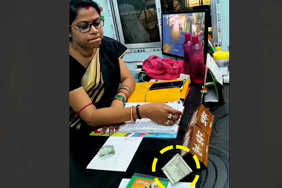 পঞ্চায়েতে বসেই কাটমানি নিচ্ছেন প্রধান! গলসীর মানকরে চাঞ্চল্য
