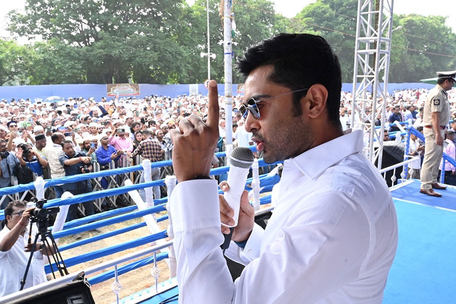 ‘আগুন নিয়ে খেলা করে অশান্তির চেষ্টা,’ রেড রোডে সম্প্রীতির বার্তা অভিষেকের