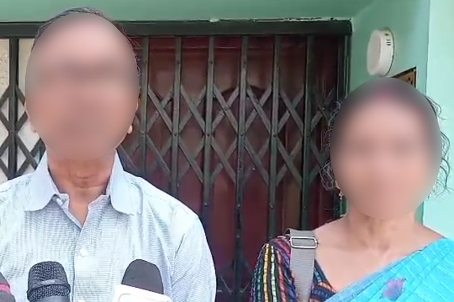বিদেশেও ছাড় নেই! মমতাকে তোপ অভয়ার বাবা-মায়ের