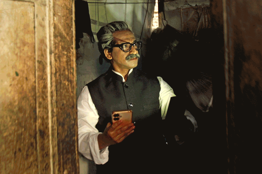 কলকাতার রাস্তায় ‘বঙ্গবন্ধু’, ‘বাংলাদেশে মূর্তি ভাঙলেও মনে রয়েছে মুজিব’, বলছেন শিল্পী