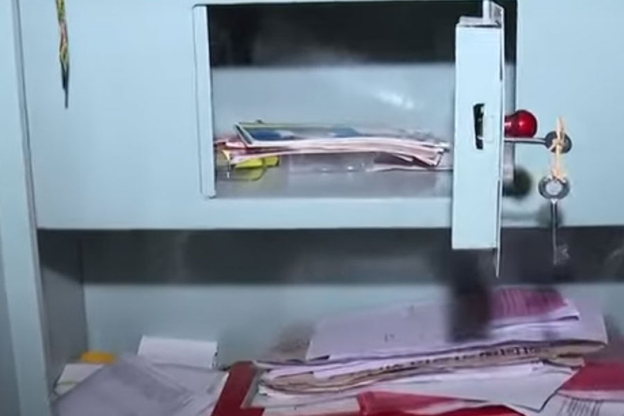 Theft by breaking the lock of a school in Behala