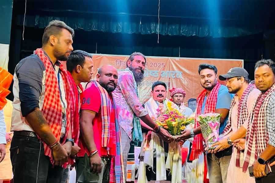 BJP eyeing non-Bengali votes before 26th? Union minister celebrates 'Bihar Day' in Kolkata