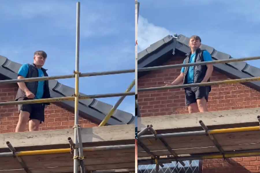 UK Worker was Singing Shah Rukh Khan, Kajol's Bole Chudiyan Is A Whole Mood