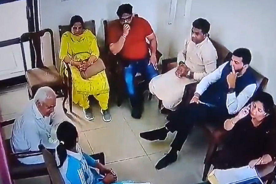 World Champion boxer attack husband at police station in Haryana