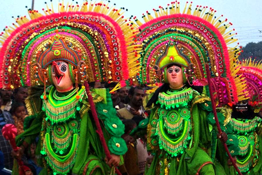 masks worth crores of rupees being sold in Charidaan in Purulia during Chhau season