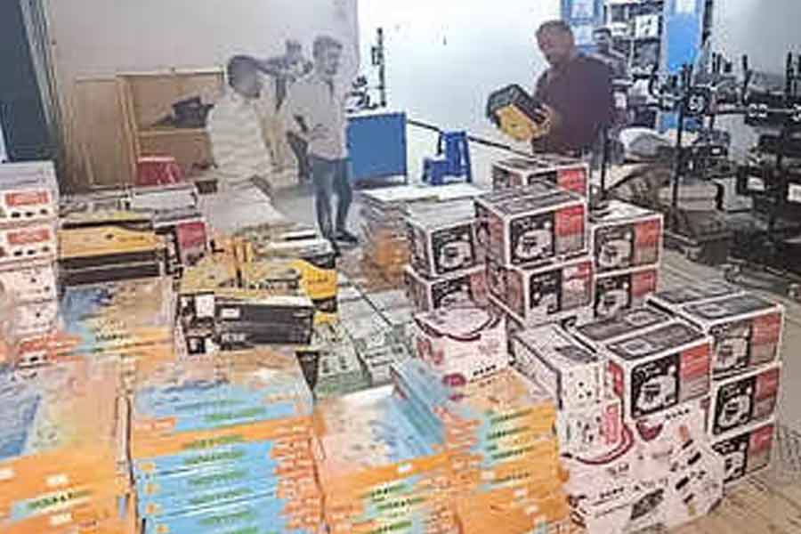 shoes to geysers, fake goods worth lakhs seized! Amazon, Flipkart under question