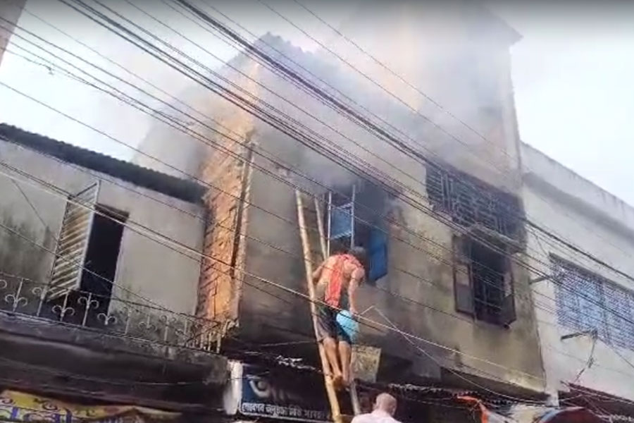 হাবড়া স্টেশন লাগোয়া রেস্তরাঁয় আগুন, পুড়ে ছাই ঘর, তীব্র আতঙ্ক এলাকায়