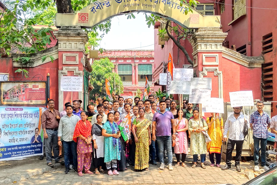 Protesters lock vice-chancellor's room at Barindra Bharati's Jorasanko campus