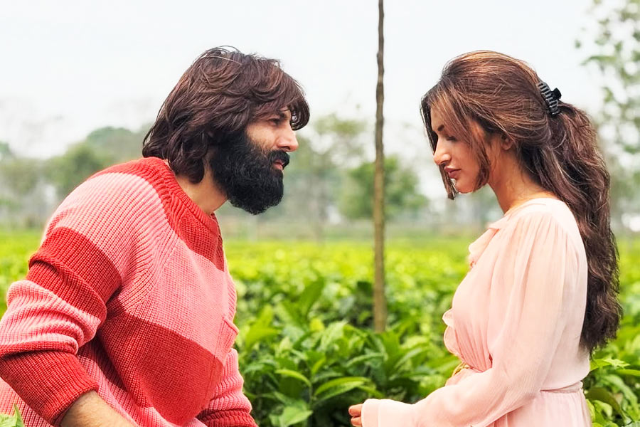 Kartik Aaryan can’t take his eyes off Sreeleela during their chai date in North Bengal
